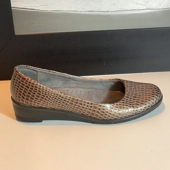 Easy Spirit Bronze Brown Reptile Print Slip On Low Heel Comfort Shoes Flats 10M - Picture 4 of 12